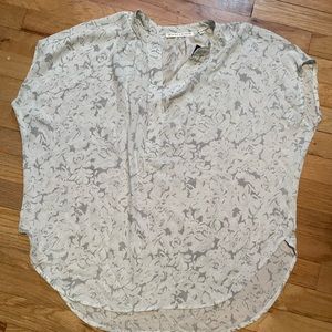 NEW Violet & Claire women’s blouse size M NWT v neck